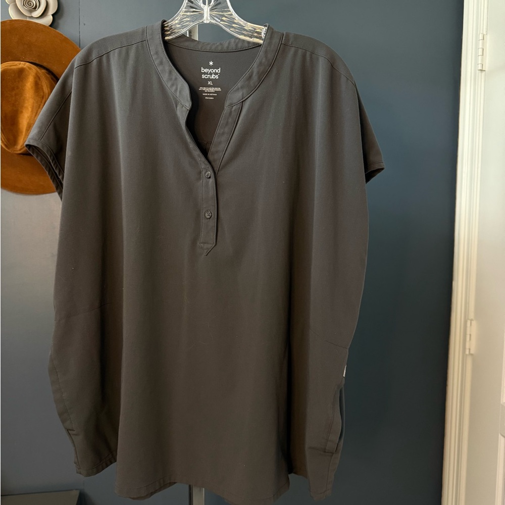 2pc.Set Beyond Scrubs Woman’s Indulgence Melody Top Scrub Grace Pant Preloved XL